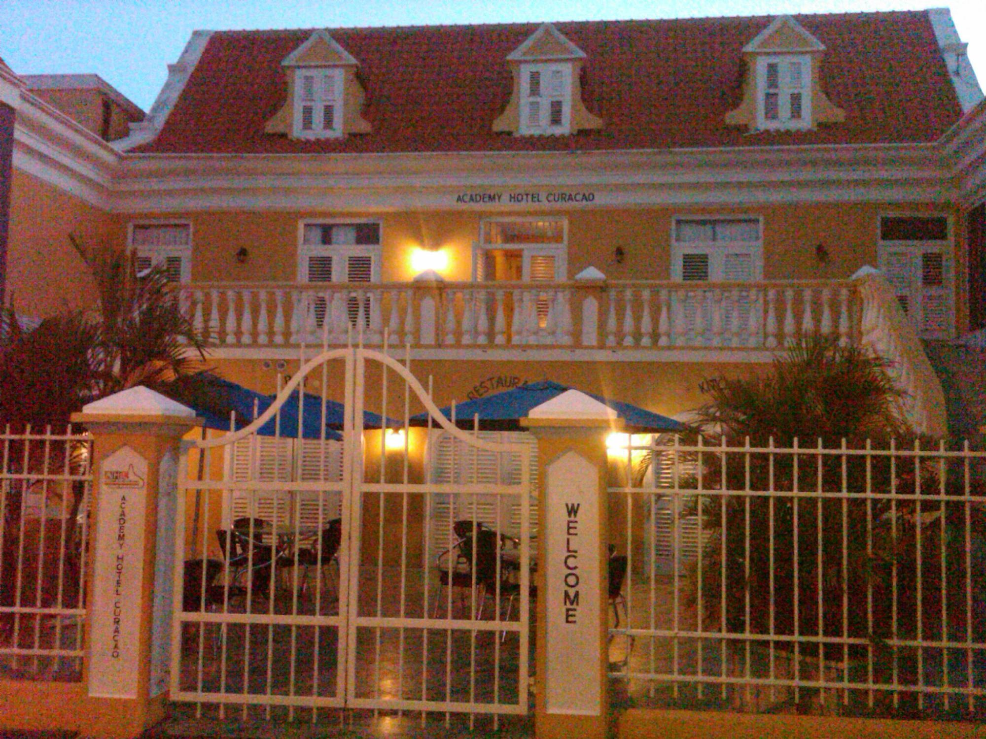 Academy Hotel Curacao 빌렘스타트 외부 사진